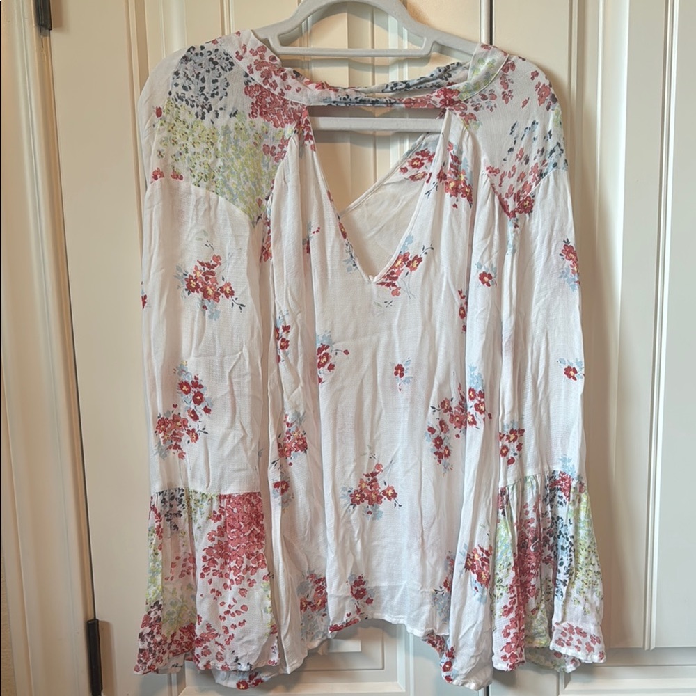 Floral V-Neck Women's Top - White and Red